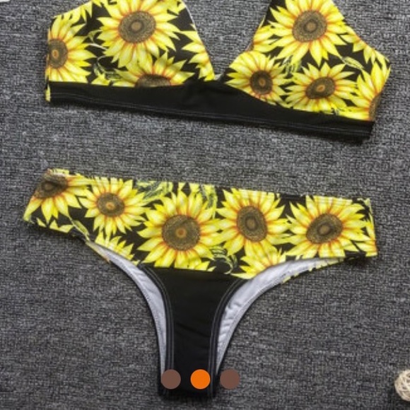 TWO LEFT🌼🌼 YELLOW HALTER NECK SUNFLOWER BIKINI - Picture 3 of 4
